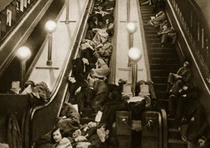 1940年，伦敦人在地下寻找避难所 作者 英国摄影师
